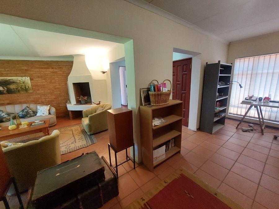 5 Bedroom Property for Sale in Rooihuiskraal Gauteng