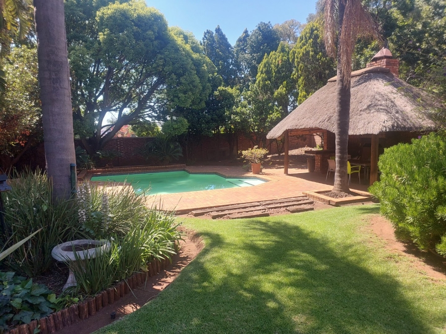 5 Bedroom Property for Sale in Rooihuiskraal Gauteng