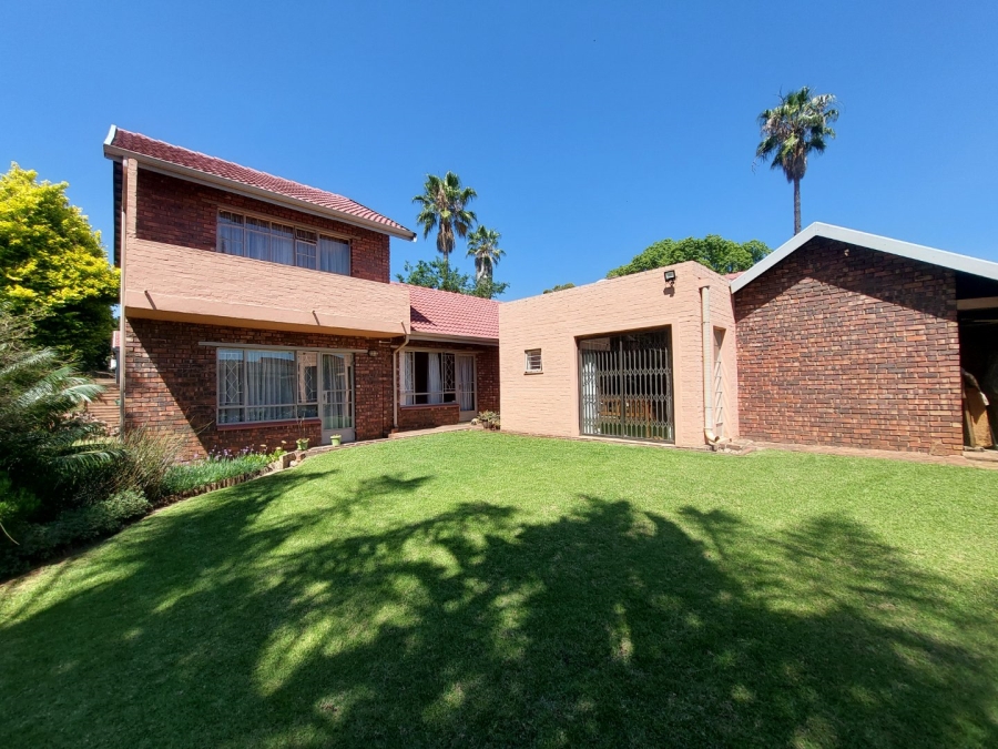 5 Bedroom Property for Sale in Rooihuiskraal Gauteng