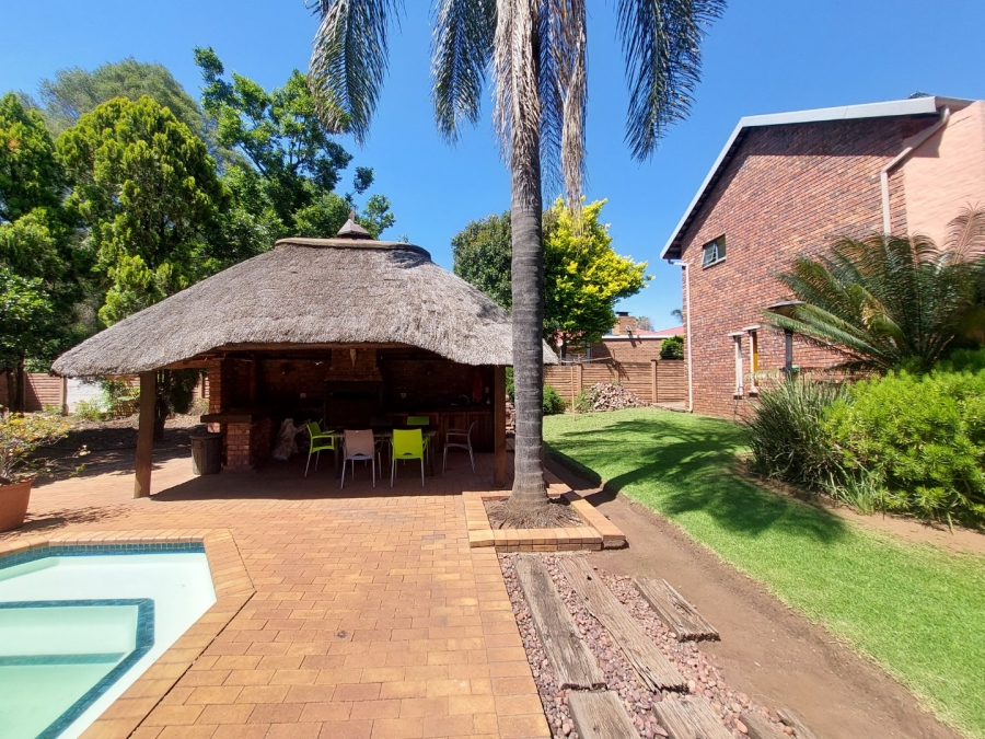 5 Bedroom Property for Sale in Rooihuiskraal Gauteng