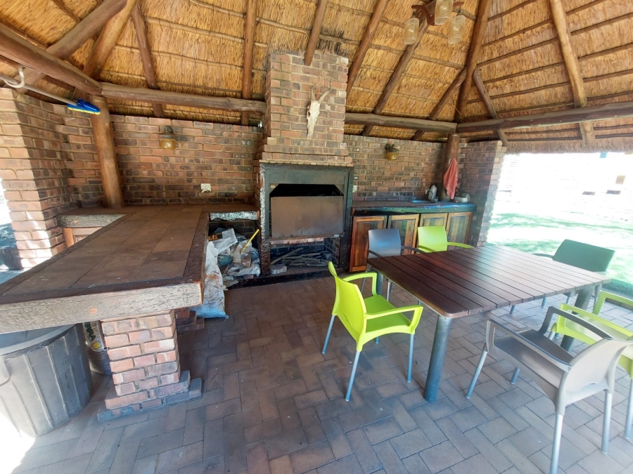 5 Bedroom Property for Sale in Rooihuiskraal Gauteng