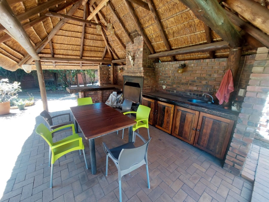 5 Bedroom Property for Sale in Rooihuiskraal Gauteng