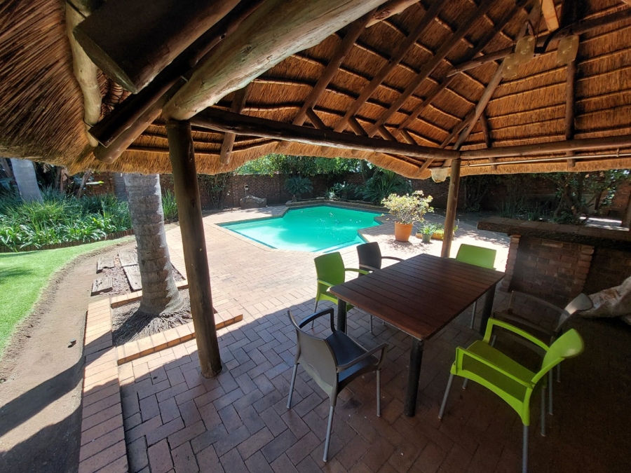 5 Bedroom Property for Sale in Rooihuiskraal Gauteng