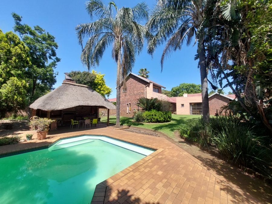 5 Bedroom Property for Sale in Rooihuiskraal Gauteng