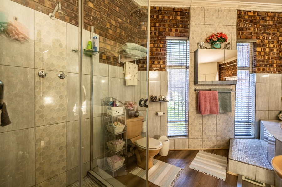5 Bedroom Property for Sale in Agricultural Holding 475 Gauteng