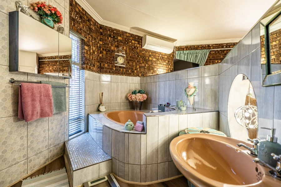 5 Bedroom Property for Sale in Agricultural Holding 475 Gauteng