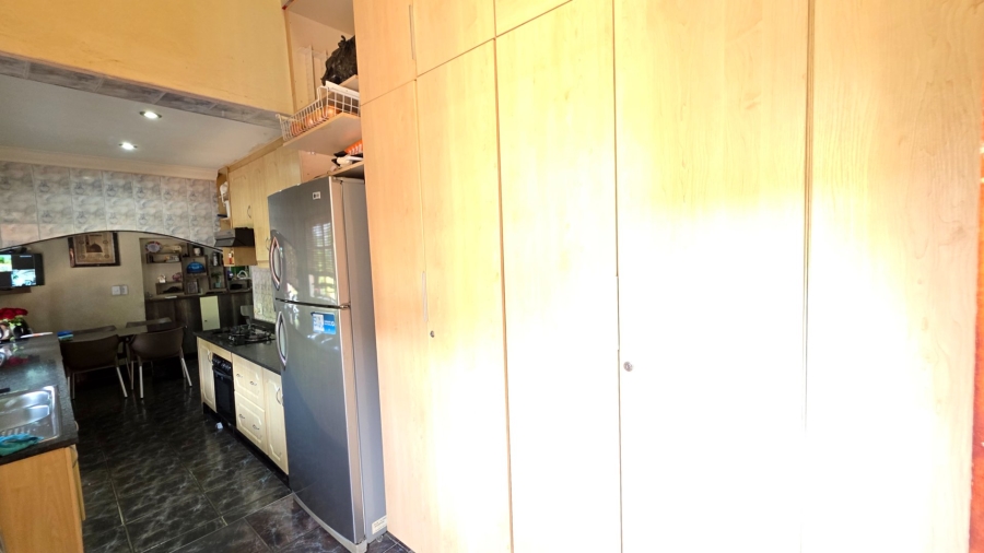 5 Bedroom Property for Sale in Erasmia Gauteng