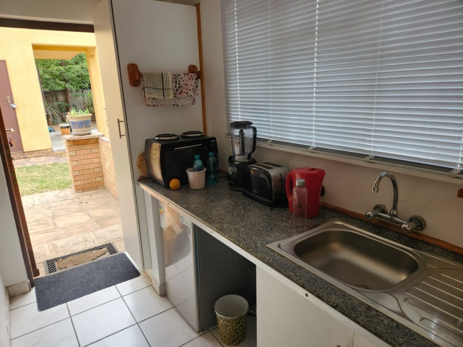 To Let 1 Bedroom Property for Rent in Bardene Gauteng