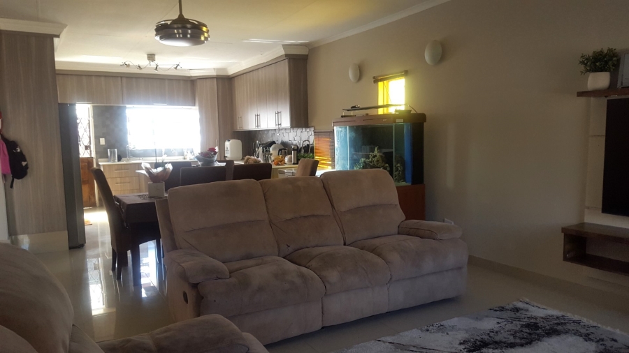 4 Bedroom Property for Sale in Heuweloord Gauteng