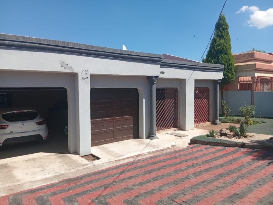 6 Bedroom Property for Sale in Soshanguve M Gauteng