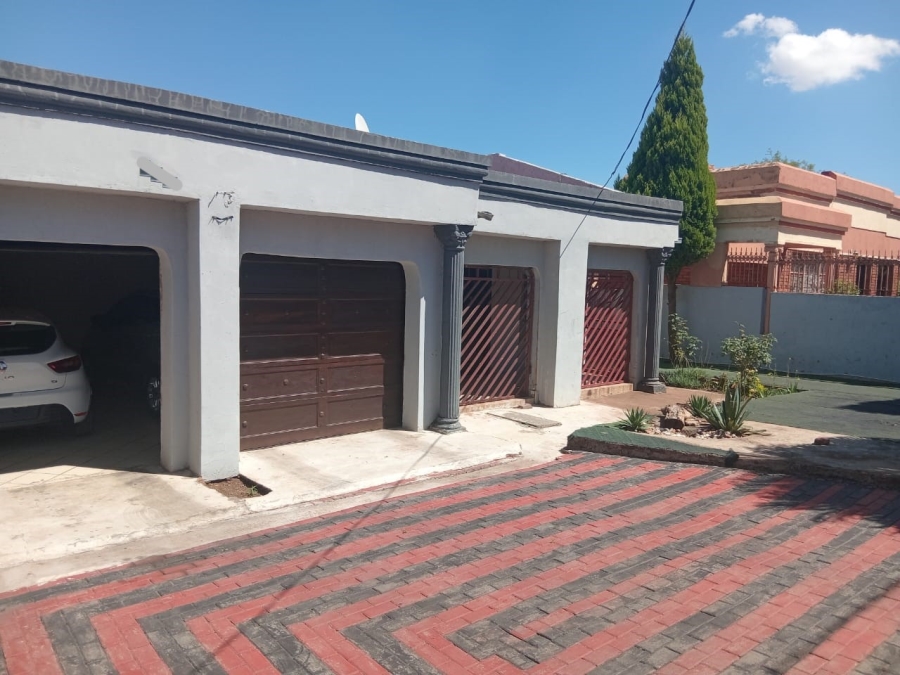 6 Bedroom Property for Sale in Soshanguve M Gauteng