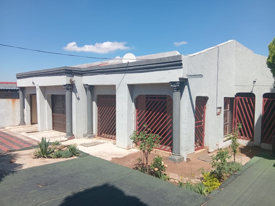 6 Bedroom Property for Sale in Soshanguve M Gauteng