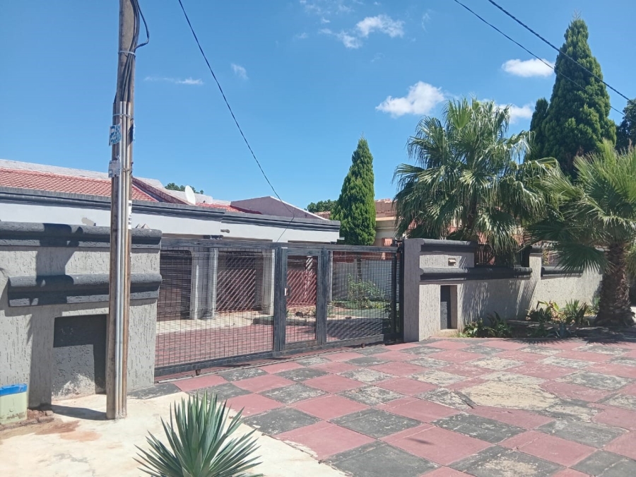 6 Bedroom Property for Sale in Soshanguve M Gauteng