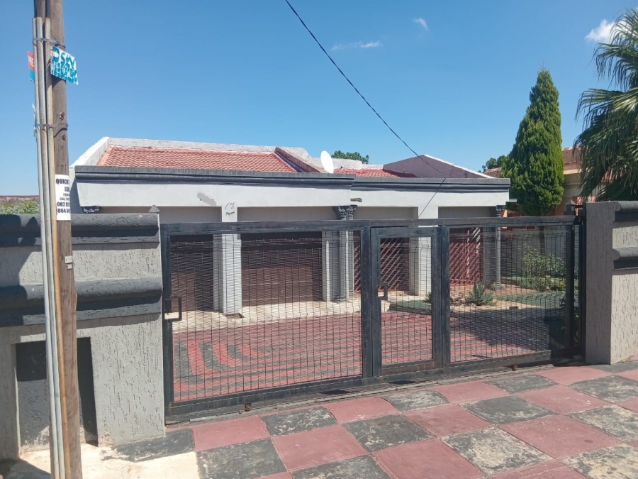 6 Bedroom Property for Sale in Soshanguve M Gauteng