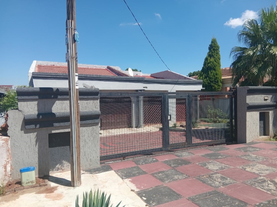 6 Bedroom Property for Sale in Soshanguve M Gauteng