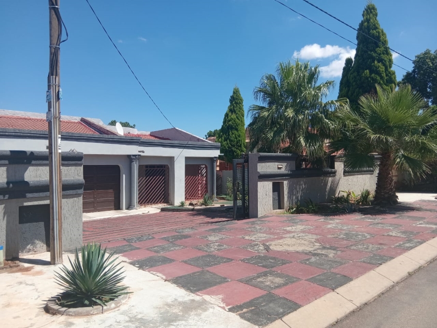 6 Bedroom Property for Sale in Soshanguve M Gauteng