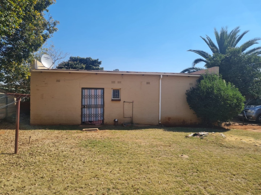 7 Bedroom Property for Sale in Westonaria Gauteng