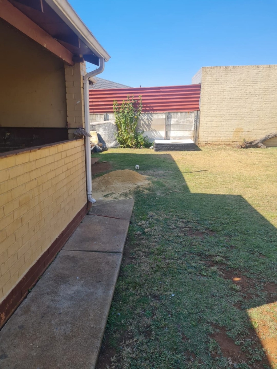 7 Bedroom Property for Sale in Westonaria Gauteng