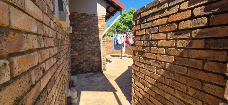 3 Bedroom Property for Sale in Rooihuiskraal Gauteng