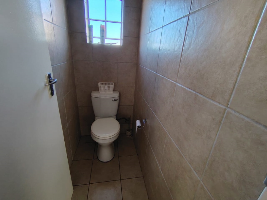 To Let 2 Bedroom Property for Rent in Thatch Hill Estate Gauteng