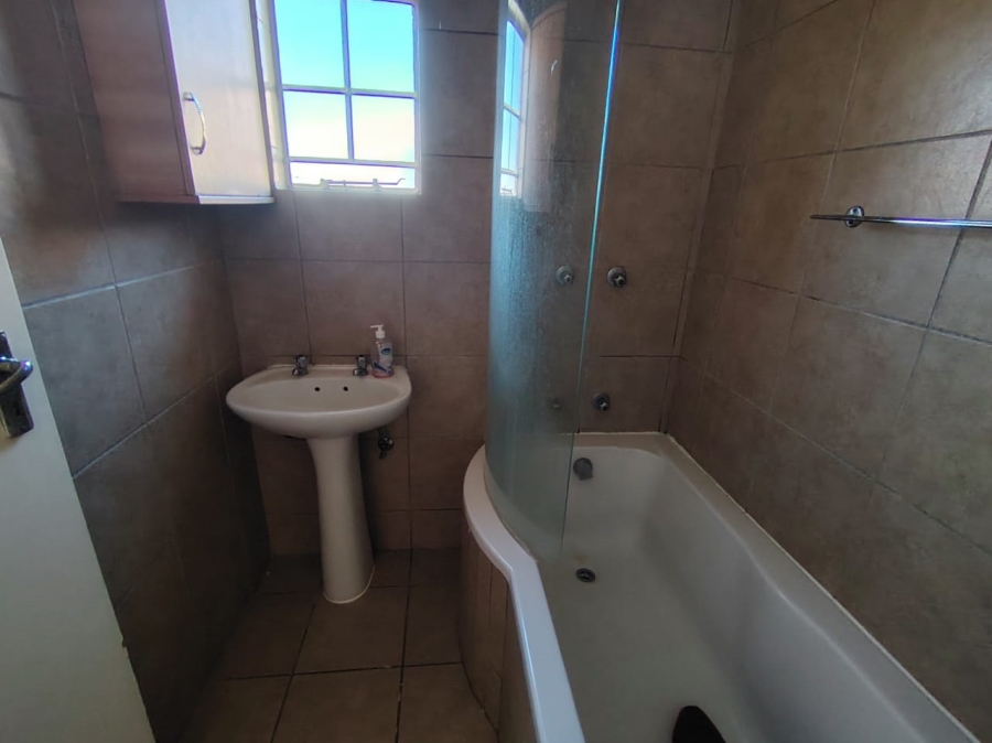 To Let 2 Bedroom Property for Rent in Thatch Hill Estate Gauteng