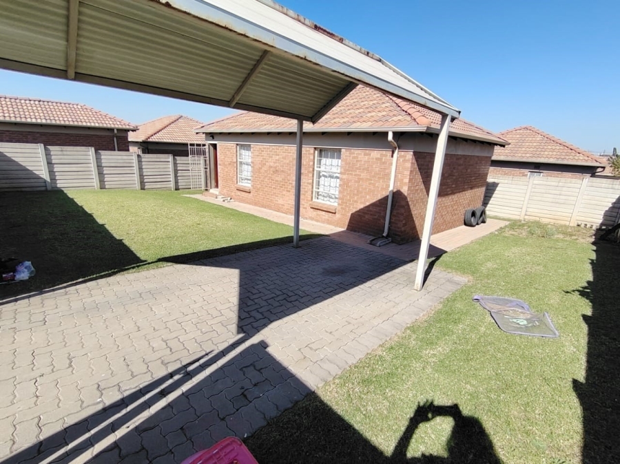 To Let 2 Bedroom Property for Rent in Thatch Hill Estate Gauteng