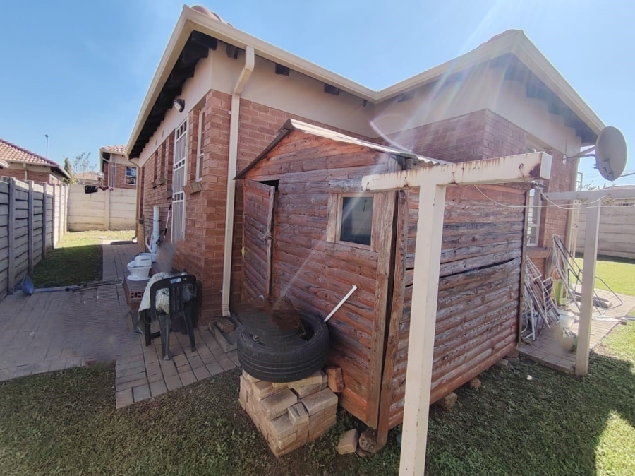 To Let 2 Bedroom Property for Rent in Thatch Hill Estate Gauteng