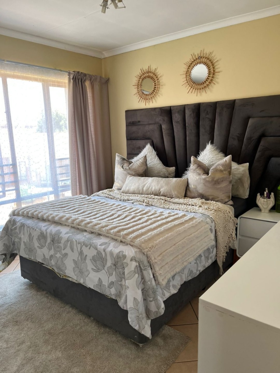 2 Bedroom Property for Sale in Monavoni Gauteng