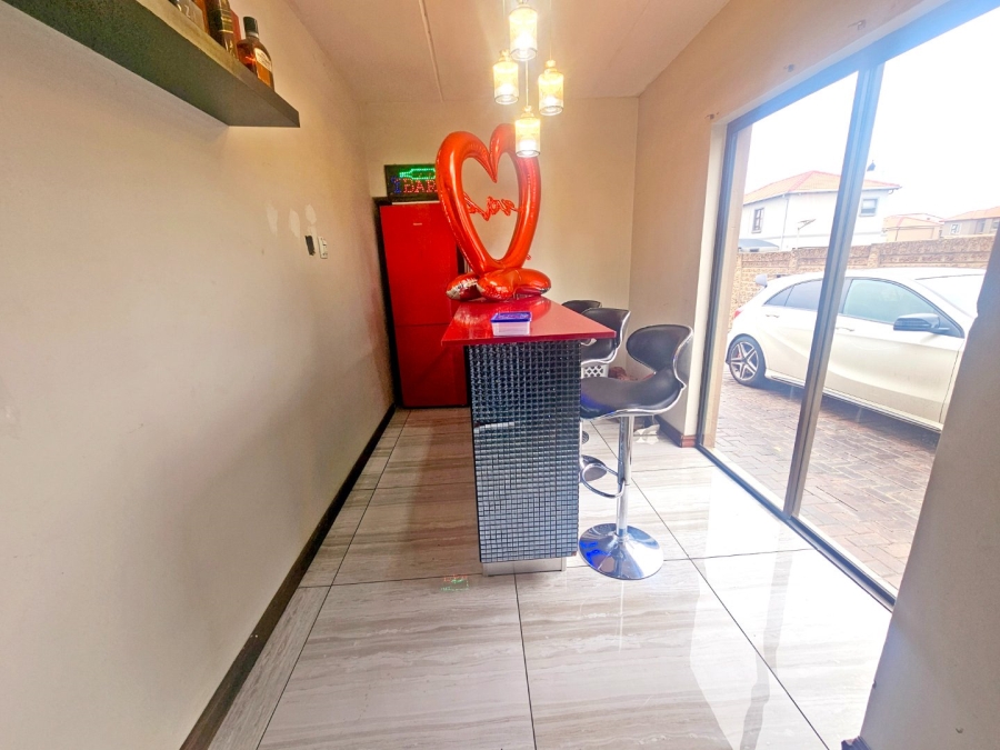 5 Bedroom Property for Sale in Parkrand Gauteng