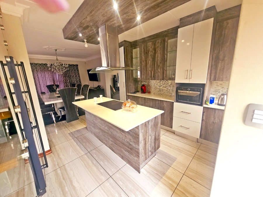 5 Bedroom Property for Sale in Parkrand Gauteng