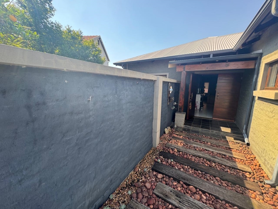 2 Bedroom Property for Sale in Eldoraigne Gauteng