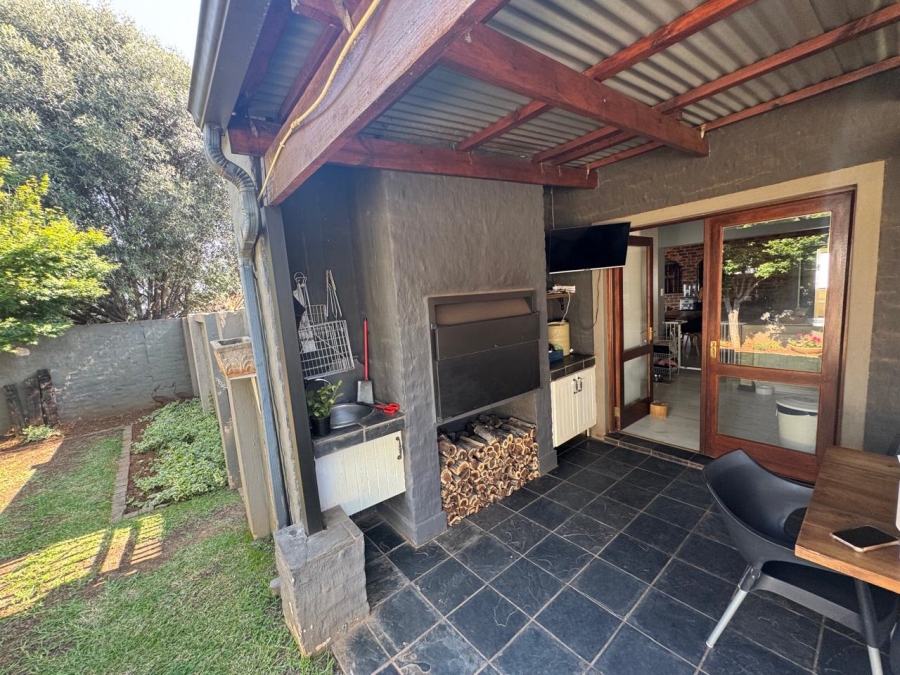 2 Bedroom Property for Sale in Eldoraigne Gauteng