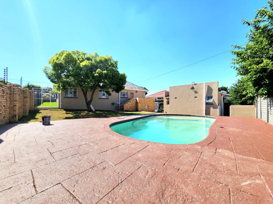 4 Bedroom Property for Sale in Linmeyer Gauteng