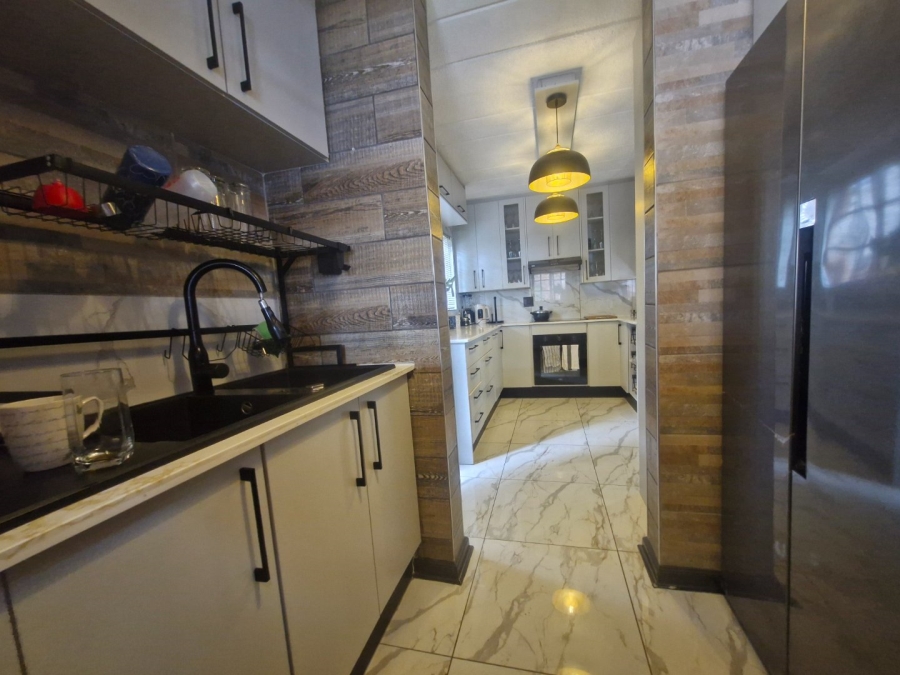 4 Bedroom Property for Sale in Dayanglen Gauteng