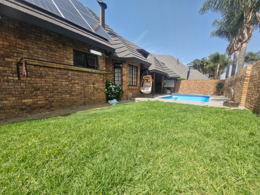 4 Bedroom Property for Sale in Dayanglen Gauteng