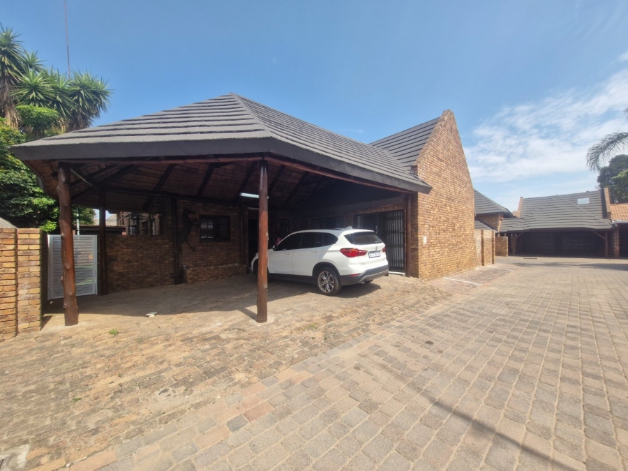 4 Bedroom Property for Sale in Dayanglen Gauteng