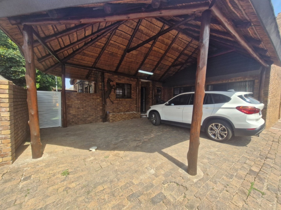 4 Bedroom Property for Sale in Dayanglen Gauteng
