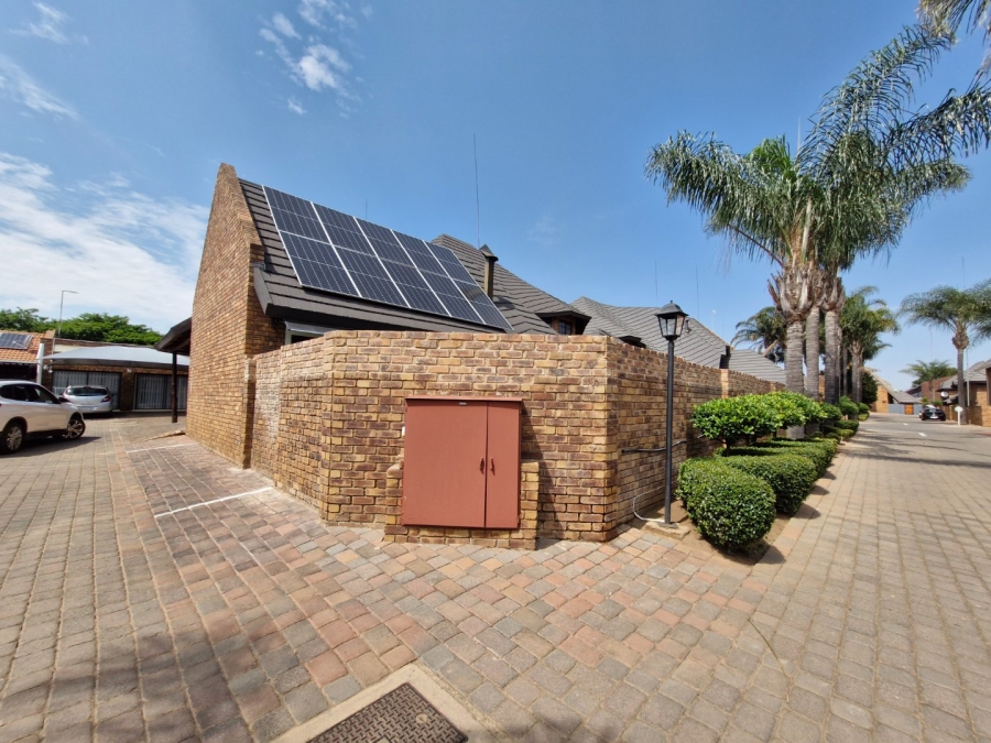 4 Bedroom Property for Sale in Dayanglen Gauteng