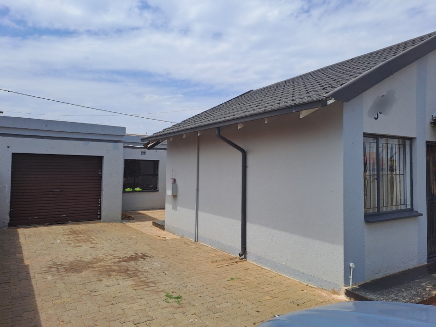 2 Bedroom Property for Sale in Protea Glen Gauteng