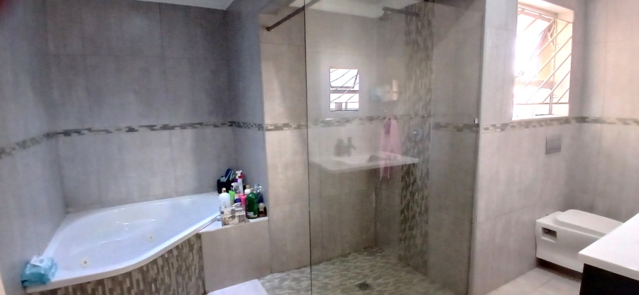 5 Bedroom Property for Sale in Heuweloord Gauteng