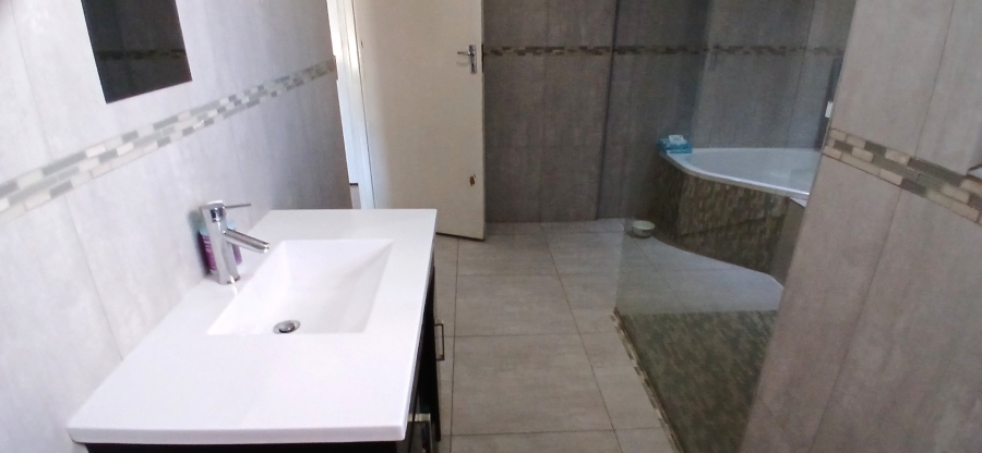 5 Bedroom Property for Sale in Heuweloord Gauteng