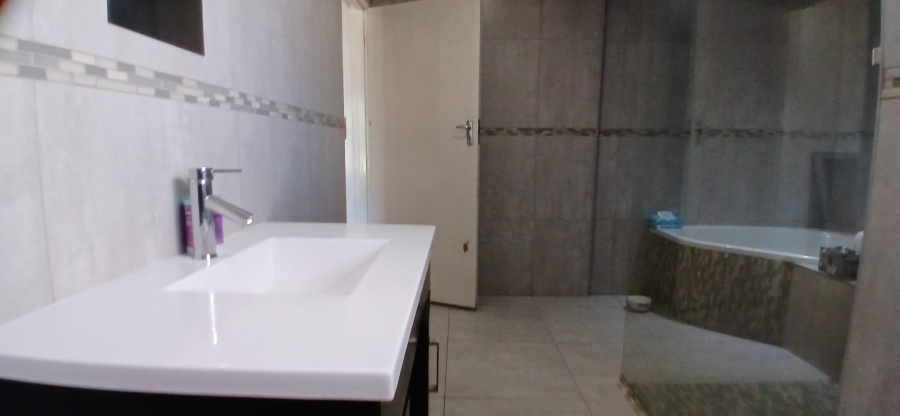 5 Bedroom Property for Sale in Heuweloord Gauteng