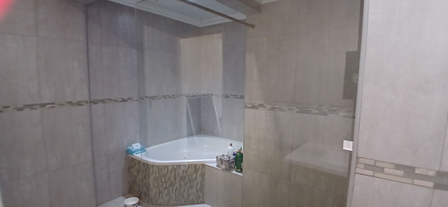 5 Bedroom Property for Sale in Heuweloord Gauteng