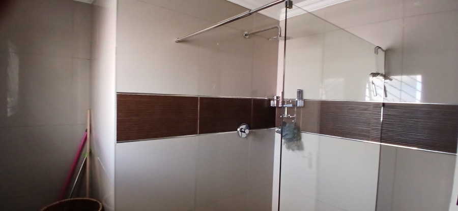 5 Bedroom Property for Sale in Heuweloord Gauteng