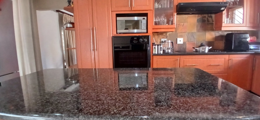 5 Bedroom Property for Sale in Heuweloord Gauteng