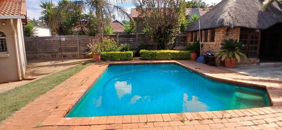 5 Bedroom Property for Sale in Heuweloord Gauteng