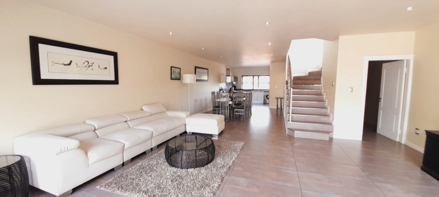 To Let 4 Bedroom Property for Rent in Sandown Gauteng