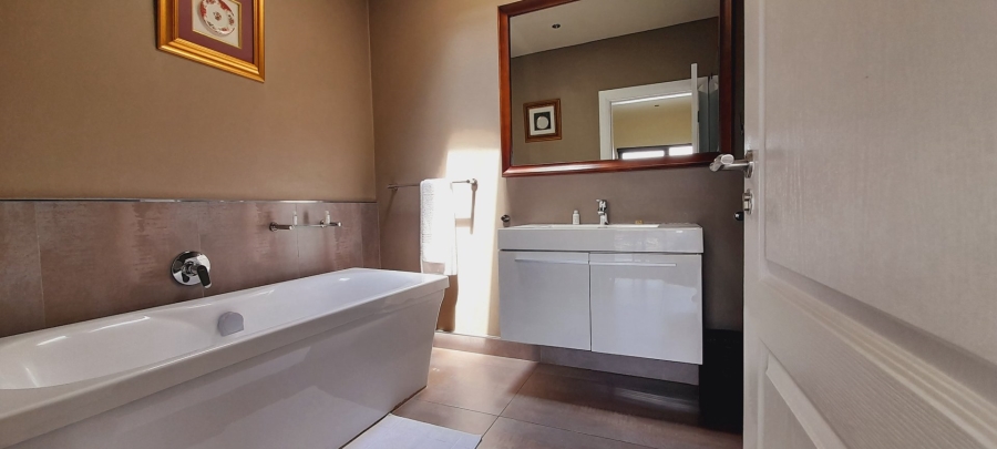 To Let 4 Bedroom Property for Rent in Sandown Gauteng