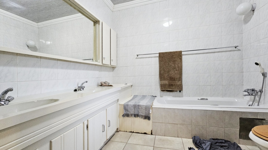 3 Bedroom Property for Sale in Three Rivers Proper Gauteng