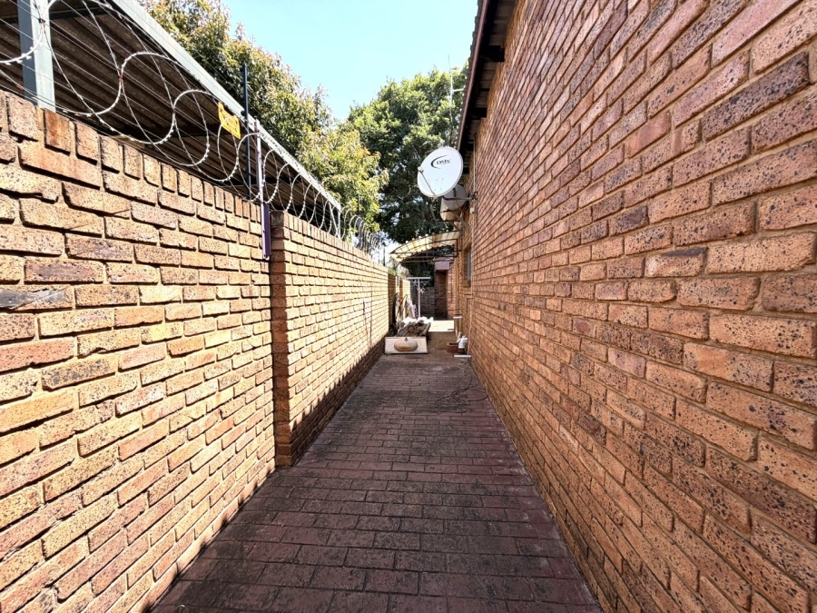  Bedroom Property for Sale in Rooihuiskraal Gauteng